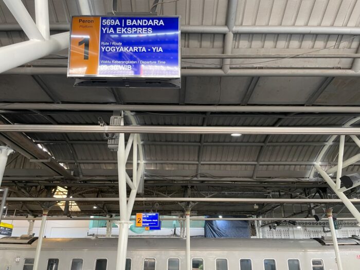yia airport train