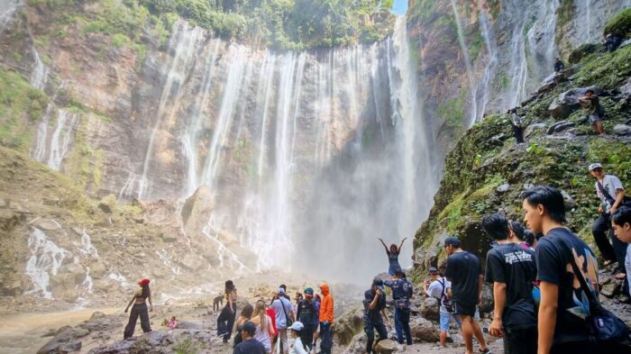tumpak sewu crowds