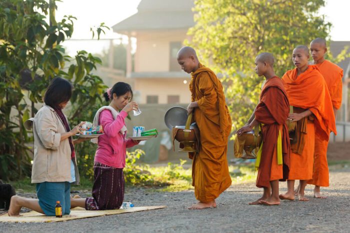 Monk doing Pindapata procession 