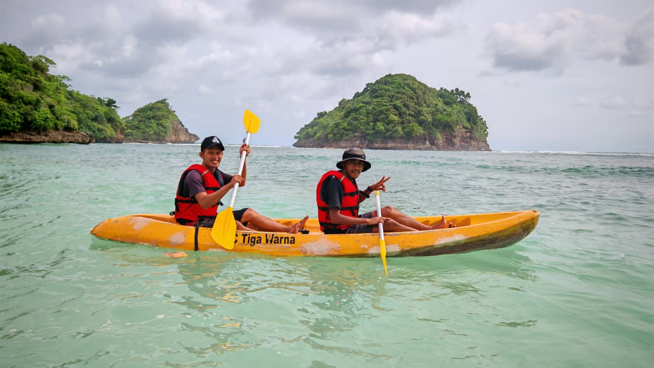 Canoeing in Gatra Beach