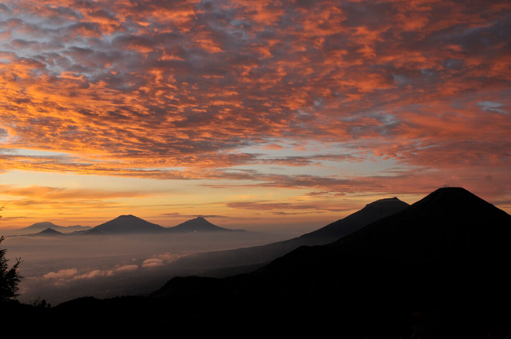 Praou Hiking Mount Prau, Dieng: Golden Sunrise Trek | Backindo