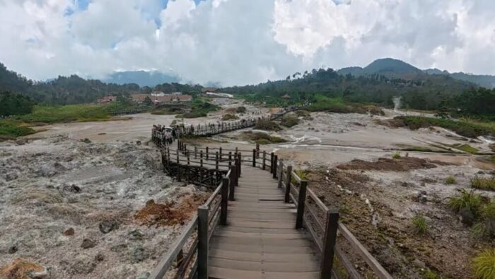 Sikidang Crater wooden path