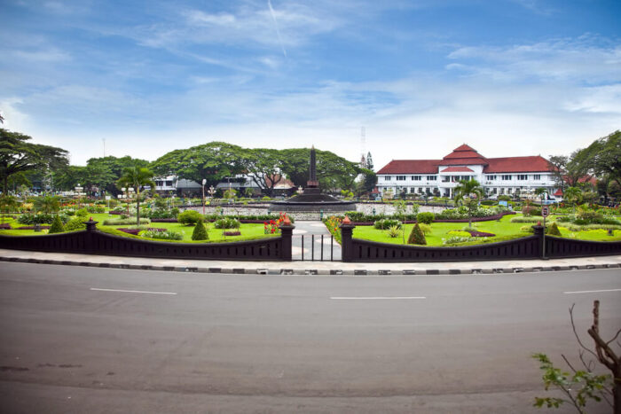 tugu square malang