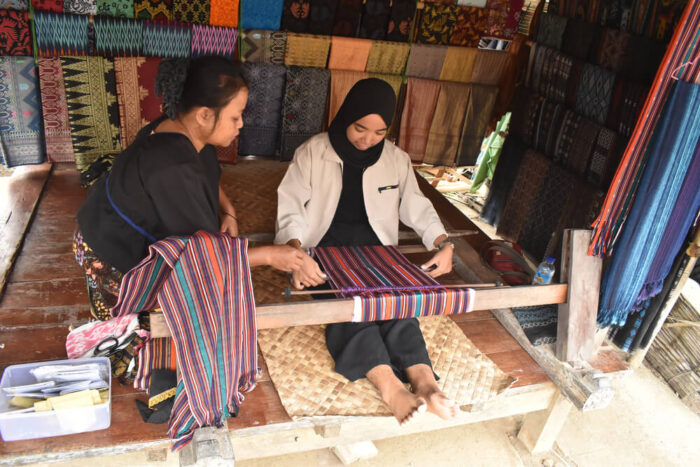 weaving in ende village lombok